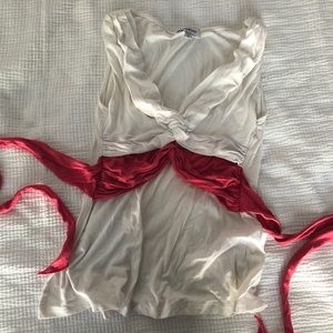 Sleeveless V neck shirt